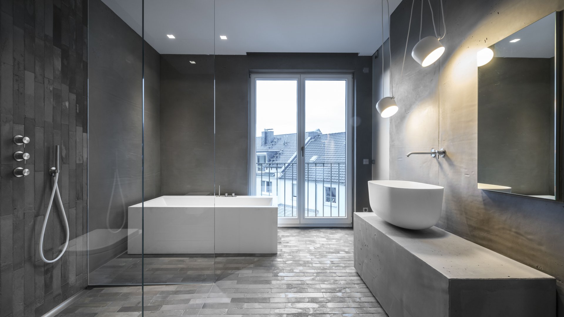 Freistehende Badewanne aus Corian, Quelleinlauf, Wannenrand-Armatur, Downlights, Möbel, offene Dusche, Glas, Cottofliesen, grau, Edelstahl, Regenbrause