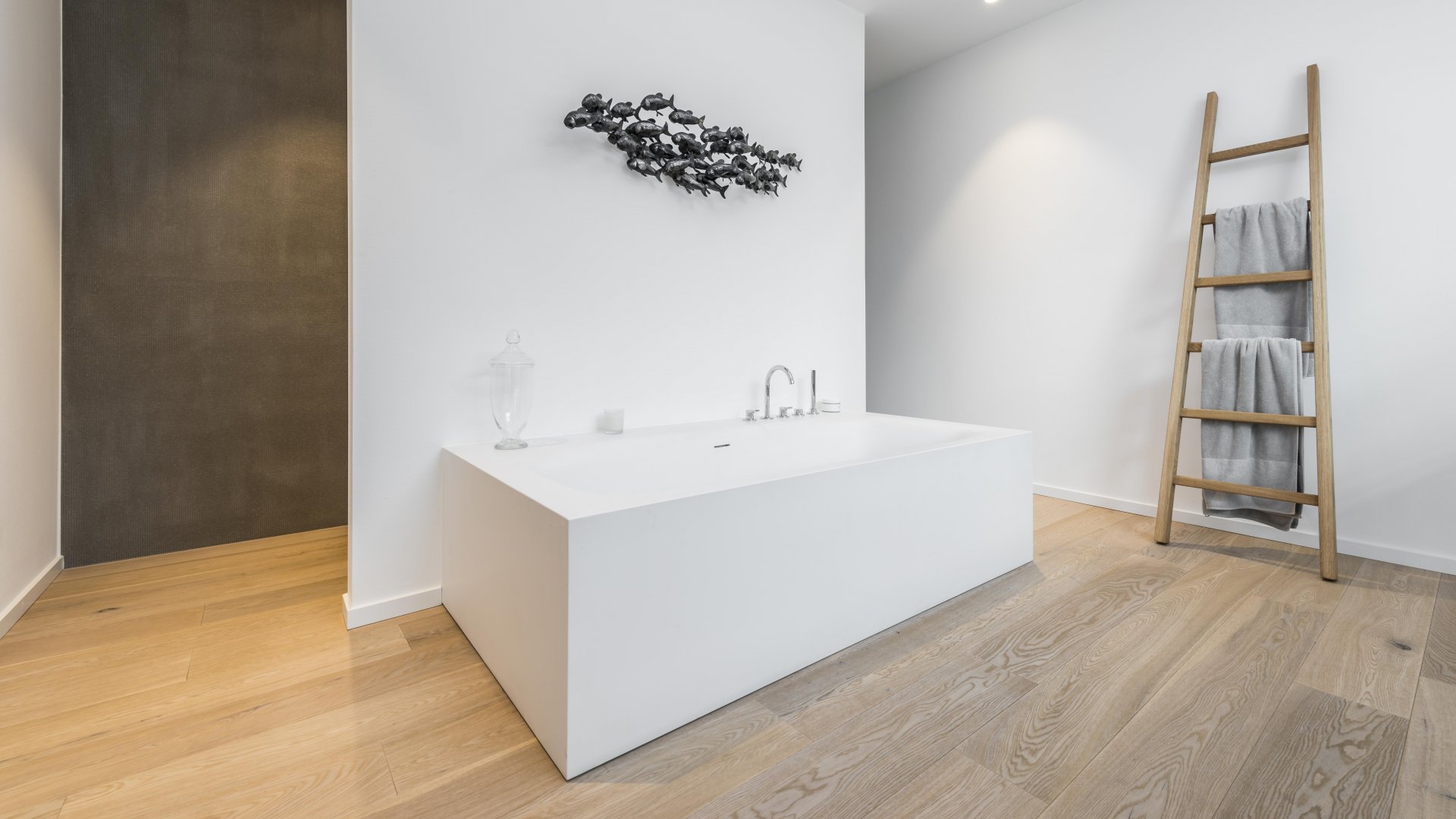 Badewanne aus Corian auf Dielenboden Eiche, Handtuchleiter Holz, Kunst, Wannenrandarmatur