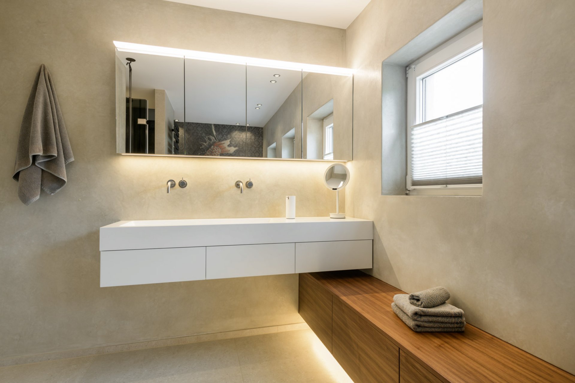 Spiegelschrank auf Maß, mattweiß, LED, Spiegelbeleuchtung, Wandarmatur, Sitzbank, indirektes Licht