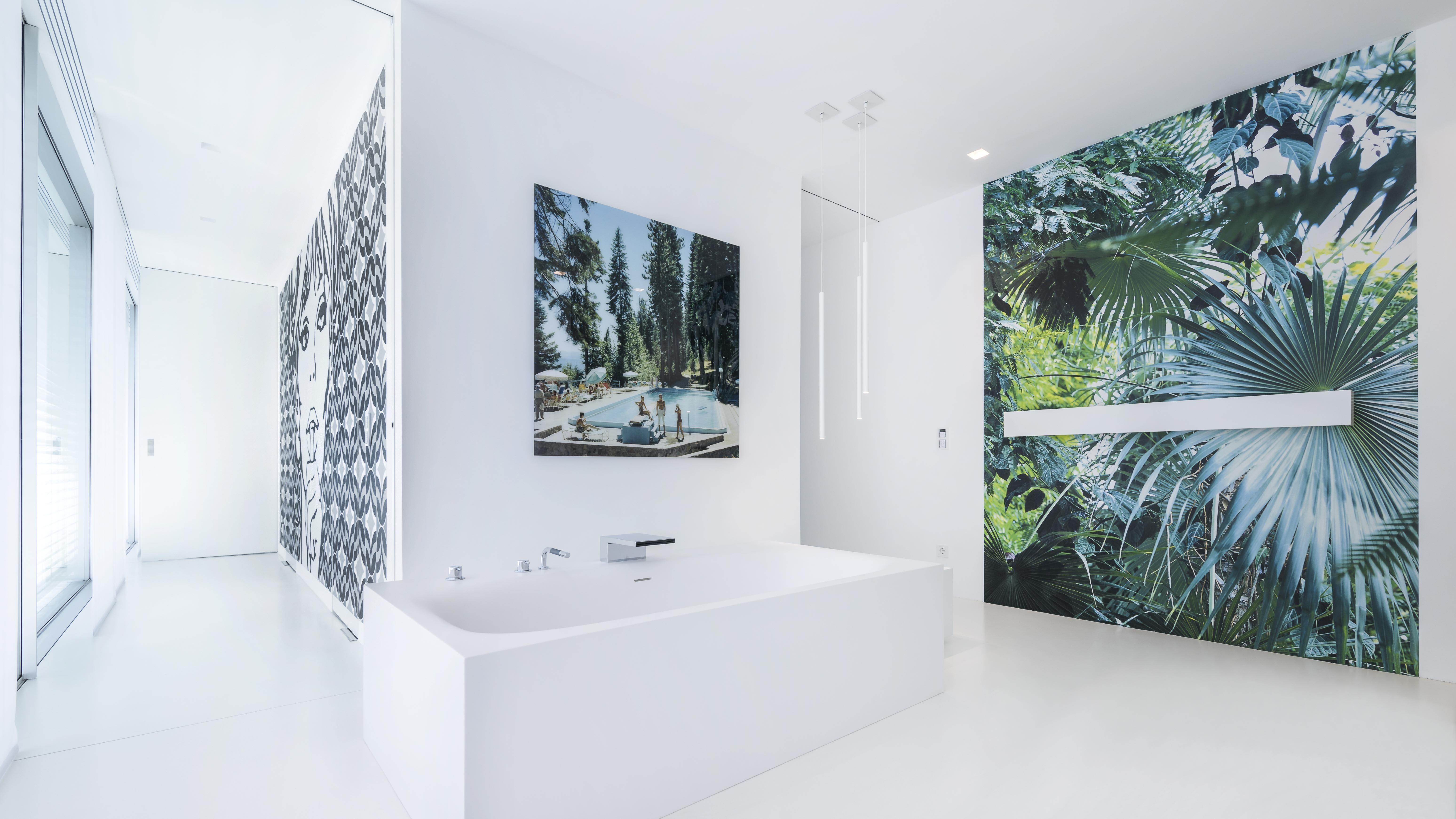 Fototapeten über Badewanne aus Corian, gespachtelter Betonestrich, grafisch, Schwalleinlauf Badewanne