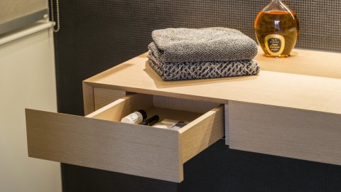 Waschtisch aus Eichenholz mit Schublade auf Gehrung, Leinentuch, Handtuch, Micromosaik