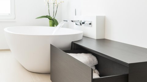 Wanneneinfassung aus Echtholz, Auszug, Sitzbank, Armaturenbox aus Corian, Badewannne aus Cristalplant, Schwallauslauf